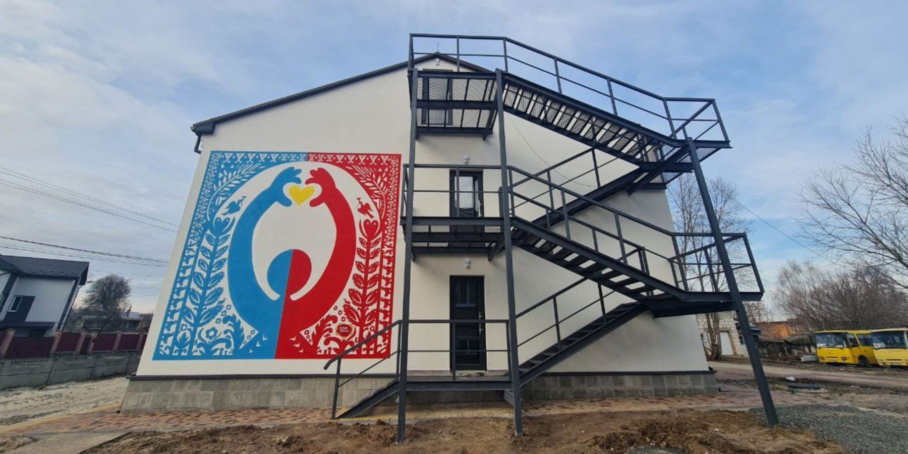 На Київщині створили мурал, присвячений переселенцям