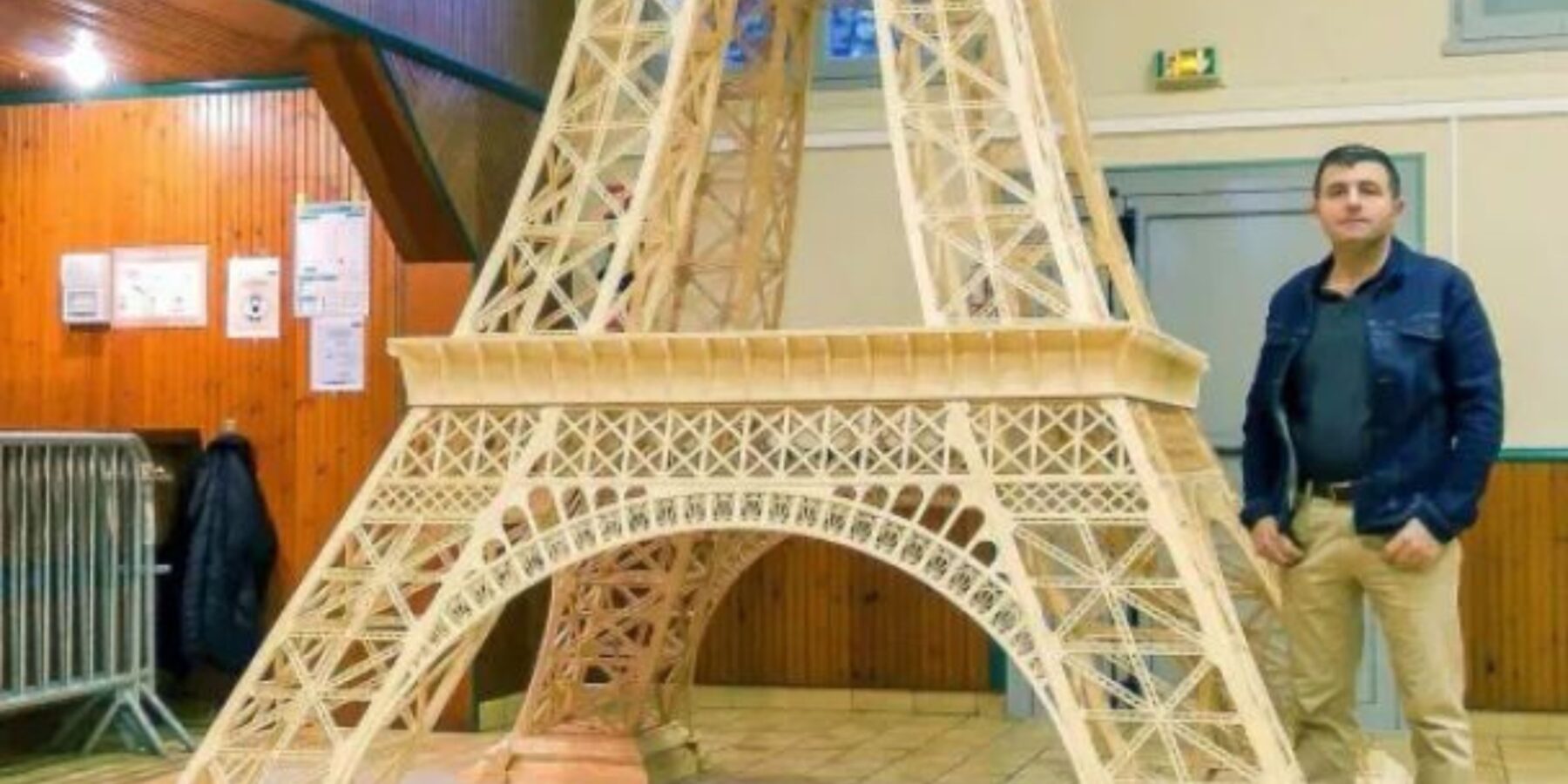 47-річний француз встановив рекорд, збудувавши найвищу Ейфелеву вежу із сірників