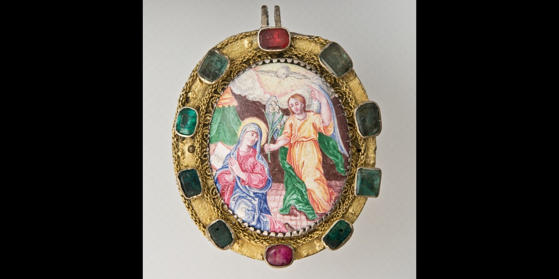 Українські науковці показали медальйон XVIII століття із зображенням Діви Марії