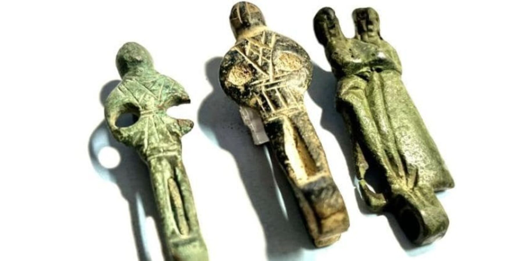 У Польші знайшли петлі для пояса у формі людей, датовані XV-XVI століттями