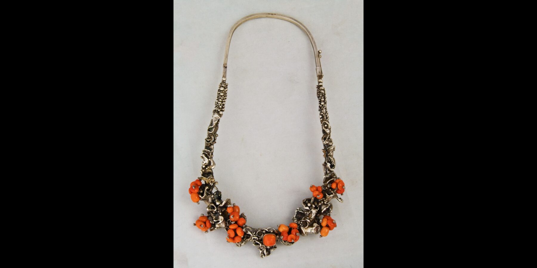 Українські науковці показали нашийну прикрасу ХХ століття у вигляді ягід калини