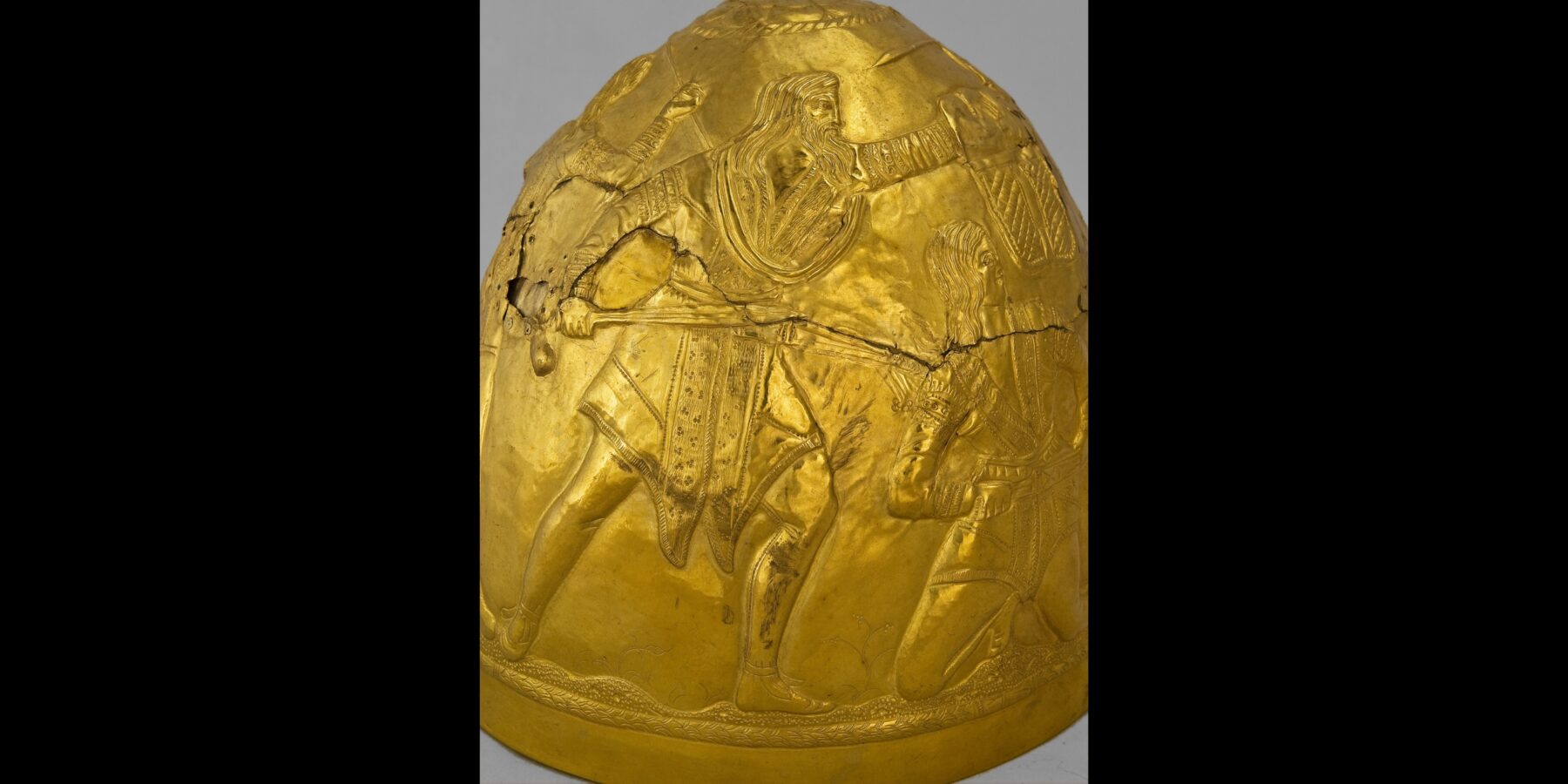 Українські науковці показали ритуальний предмет із зображеннями скіфів IV століття до нашої ери