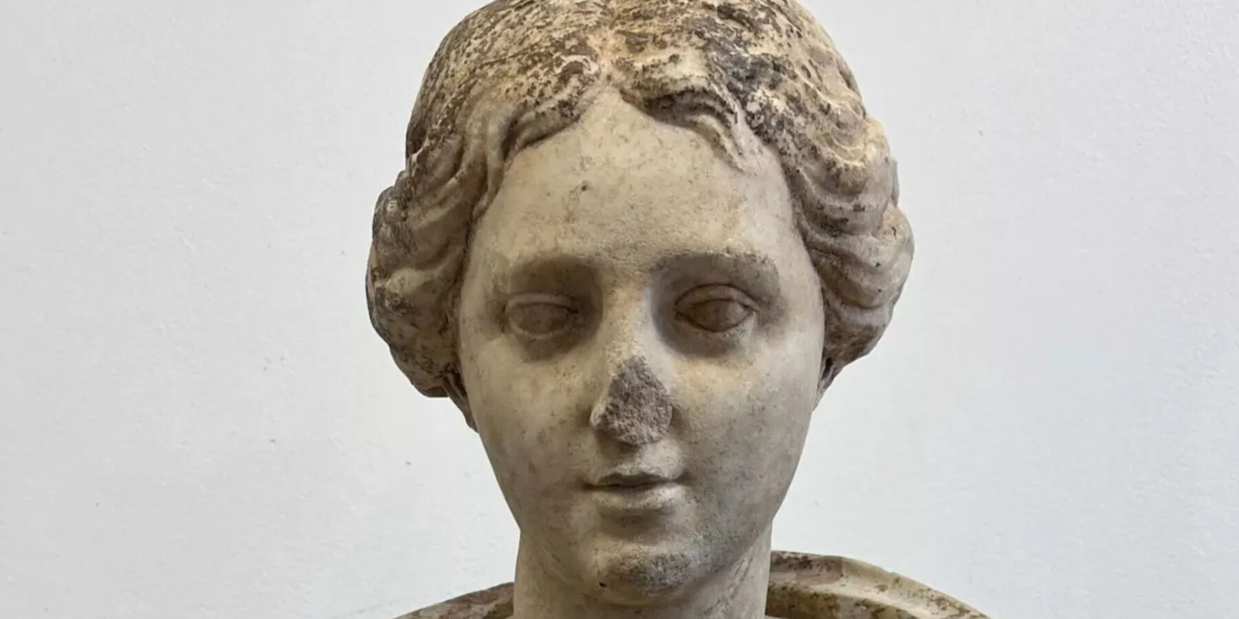 У Великобританії знайшли загадкову 1800-річну римську статую