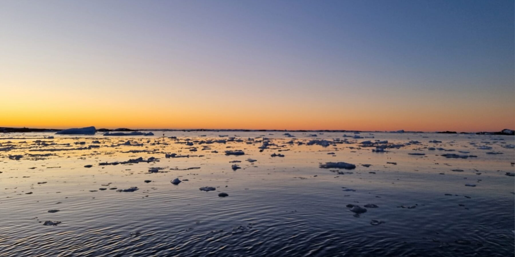 Українські полярники показали осінній захід сонця в Антарктиді
