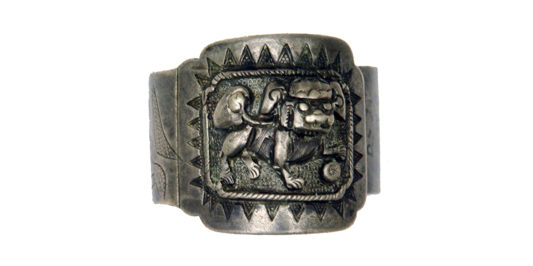Українські науковці показали срібний перстень ХІХ-ХХ століть із зображенням собаки Будди