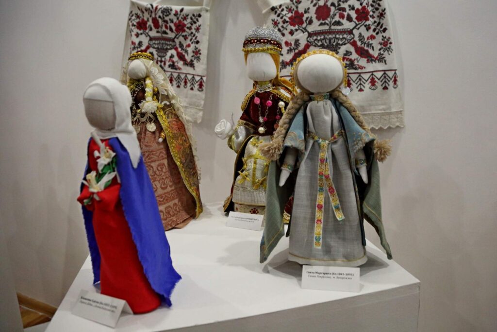 У Тернополі експонували жіночі вбрання часів Київської Русі