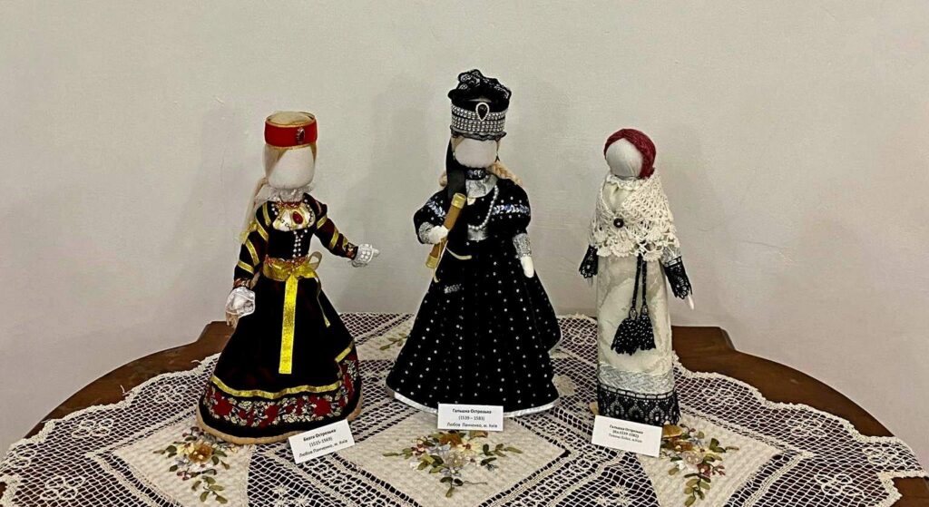 У Тернополі експонували жіночі вбрання часів Київської Русі