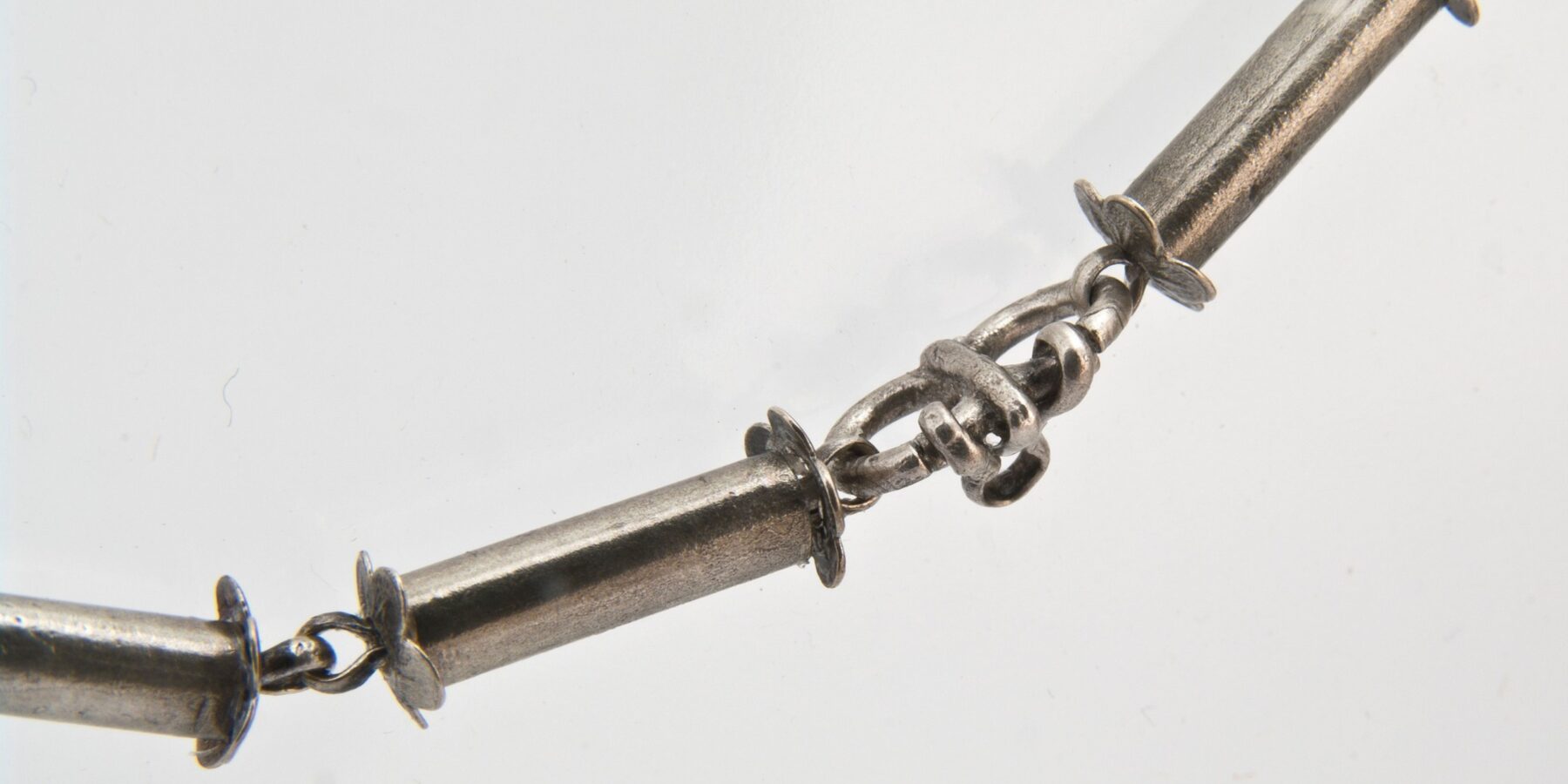 Українські науковці показали загадковий срібний ланцюжок довжиною майже один метр