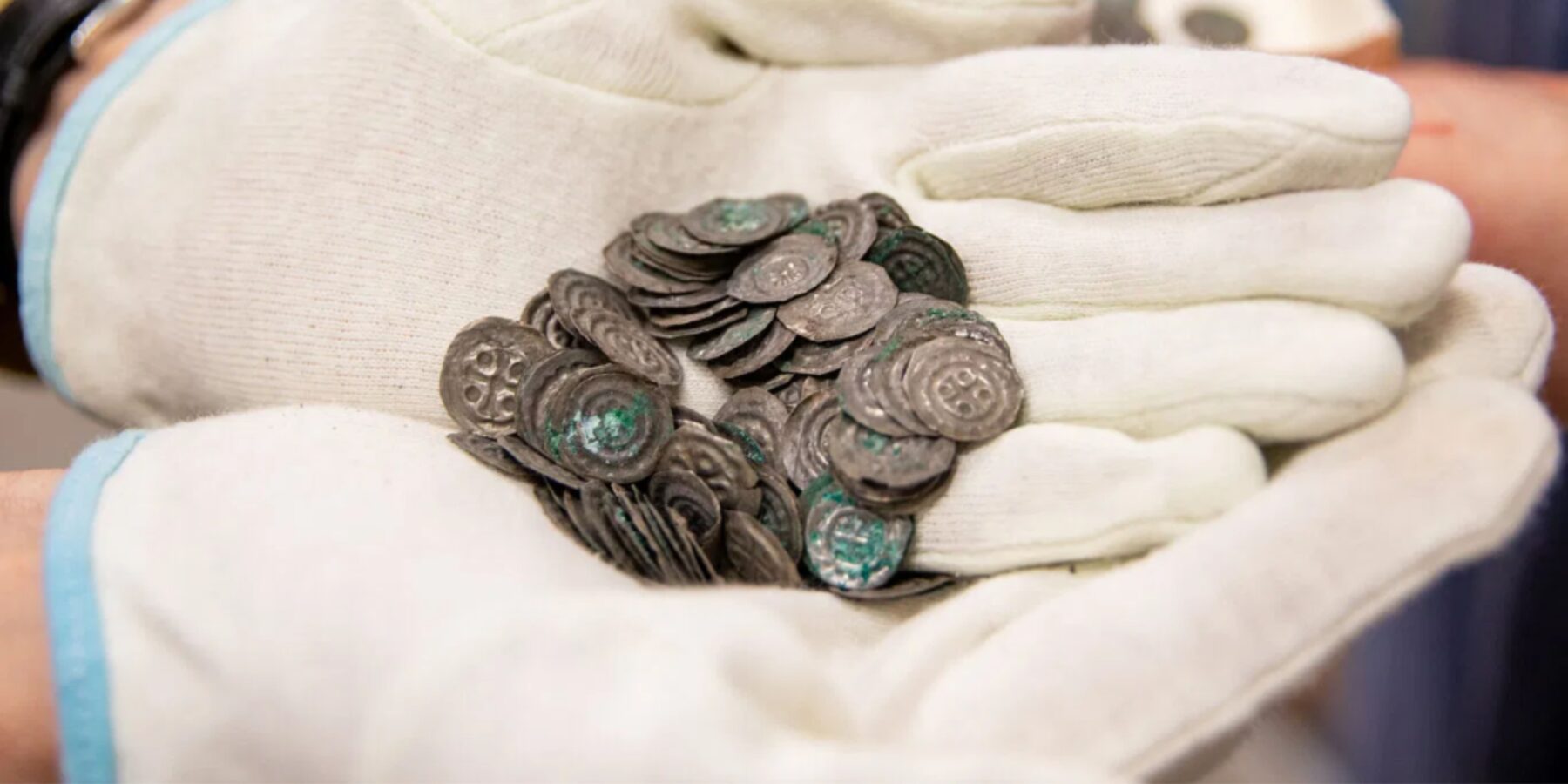 У Швеції знайшли 850-річні монети-прикраси у могилі чоловіка