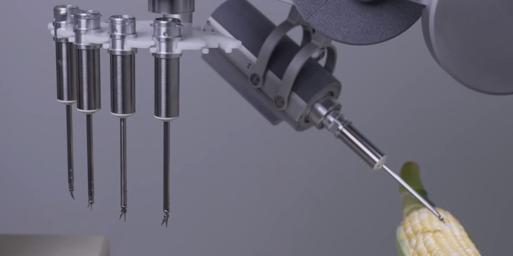 Новий прототип робота-хірурга зробив операцію кукурудзі