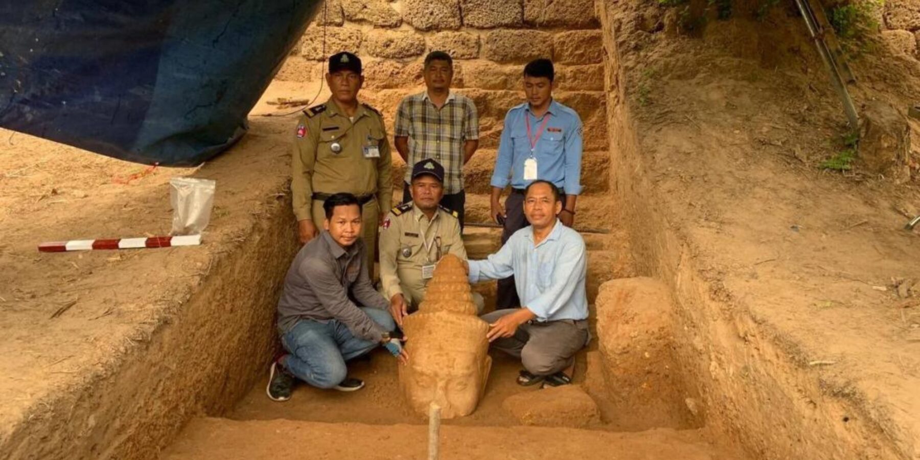 У Камбоджі знайшли голову статуї злого духа Деви, датованої XII століттям