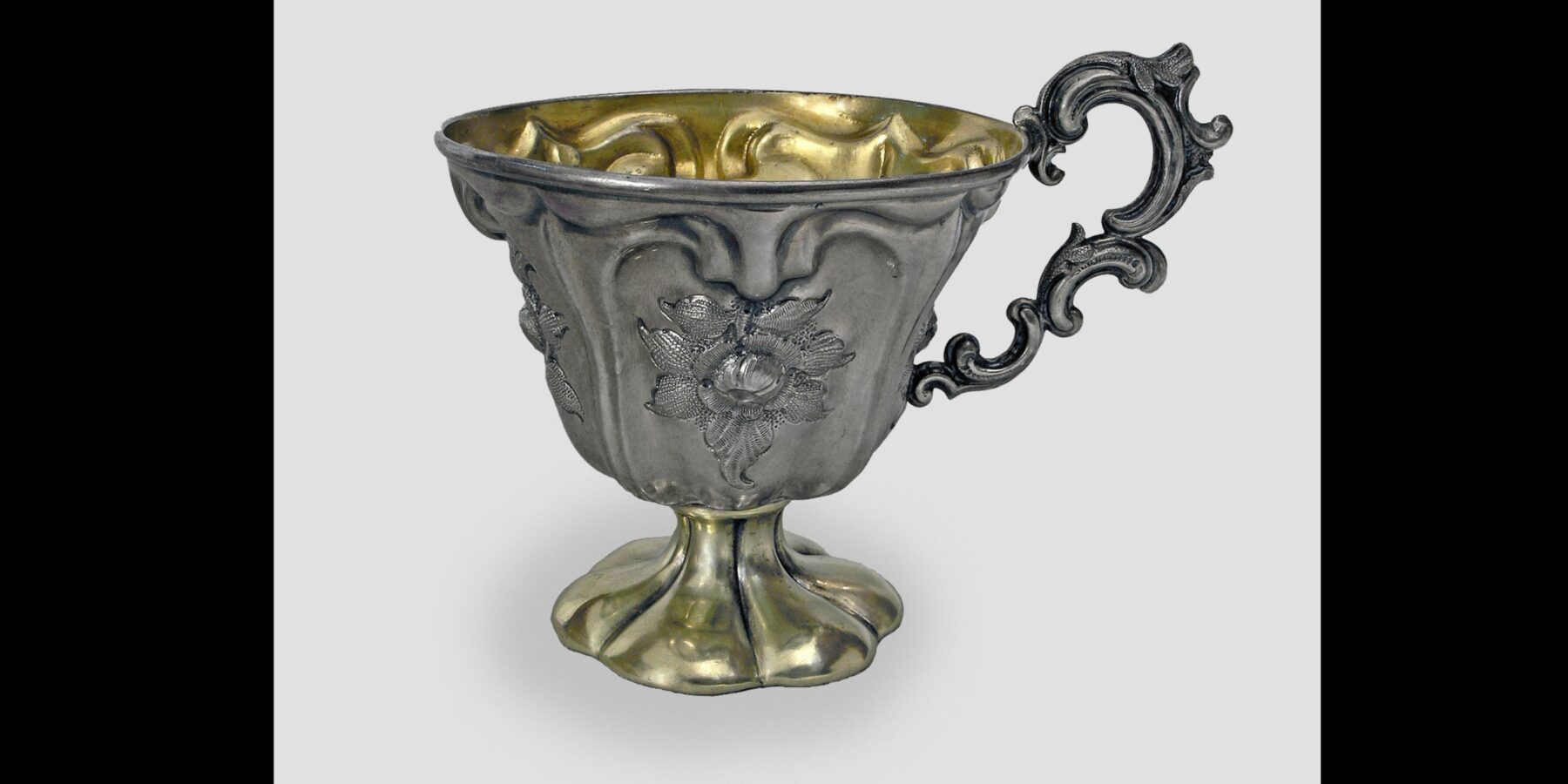 Українські науковці показали срібну філіжанку ХІХ століття у формі квітки