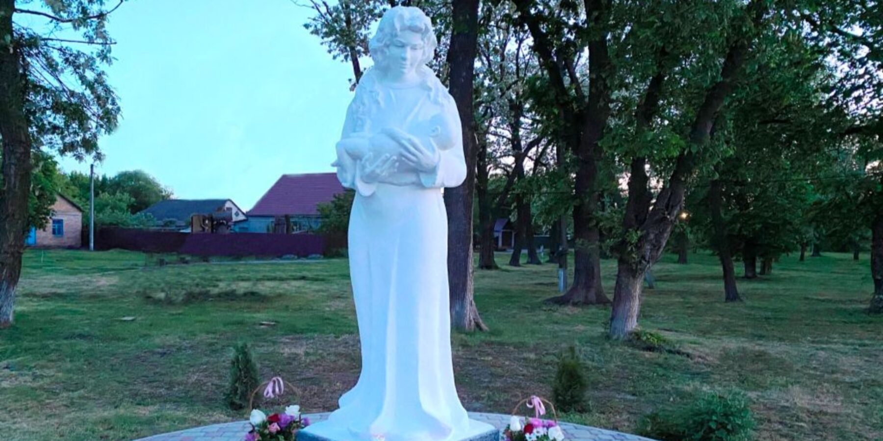 На Полтавщині відкрили першу скульптуру матері та дитини