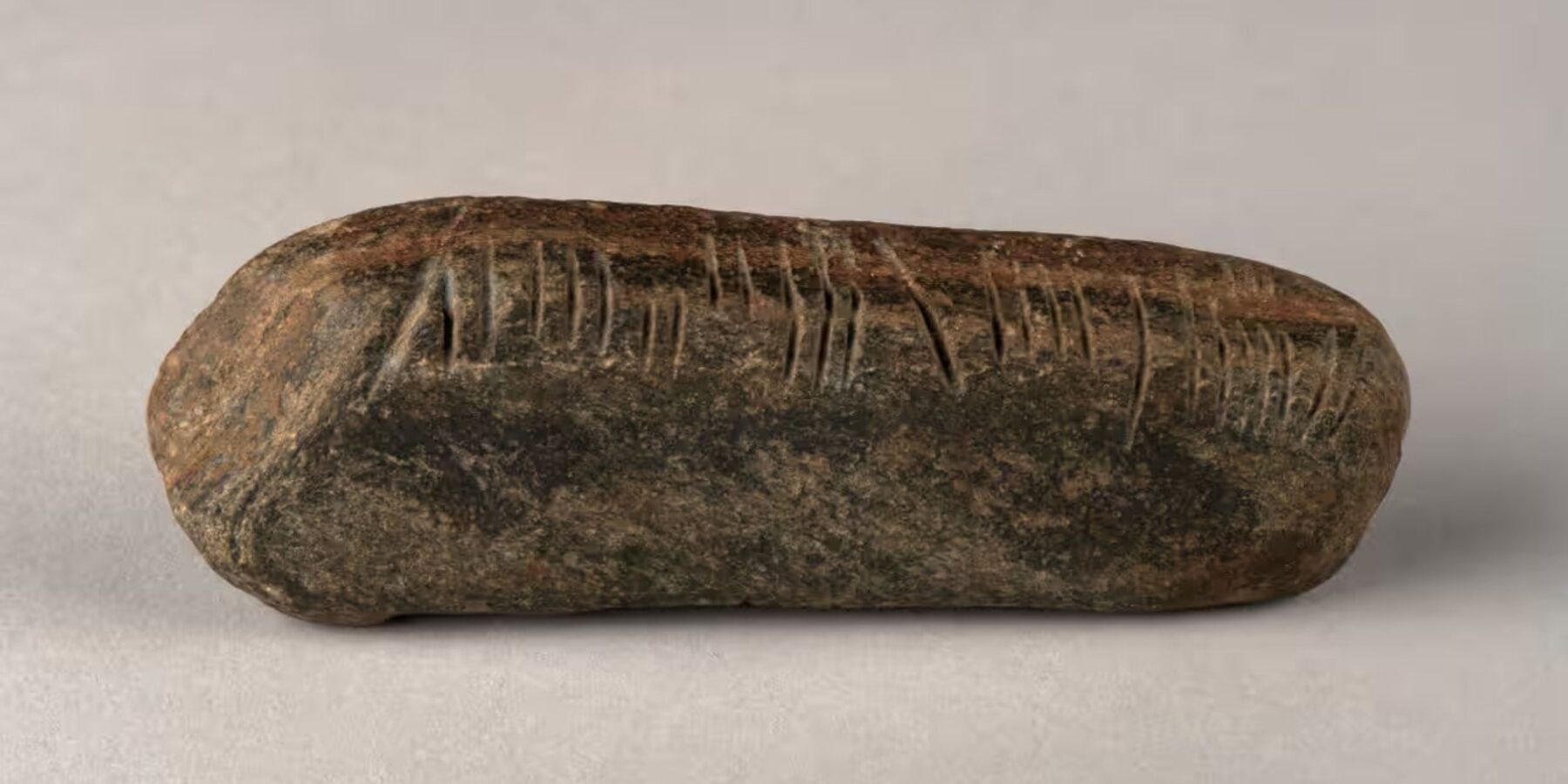 У Великобританії знайшли 1600-річний камінь із таємничими написами