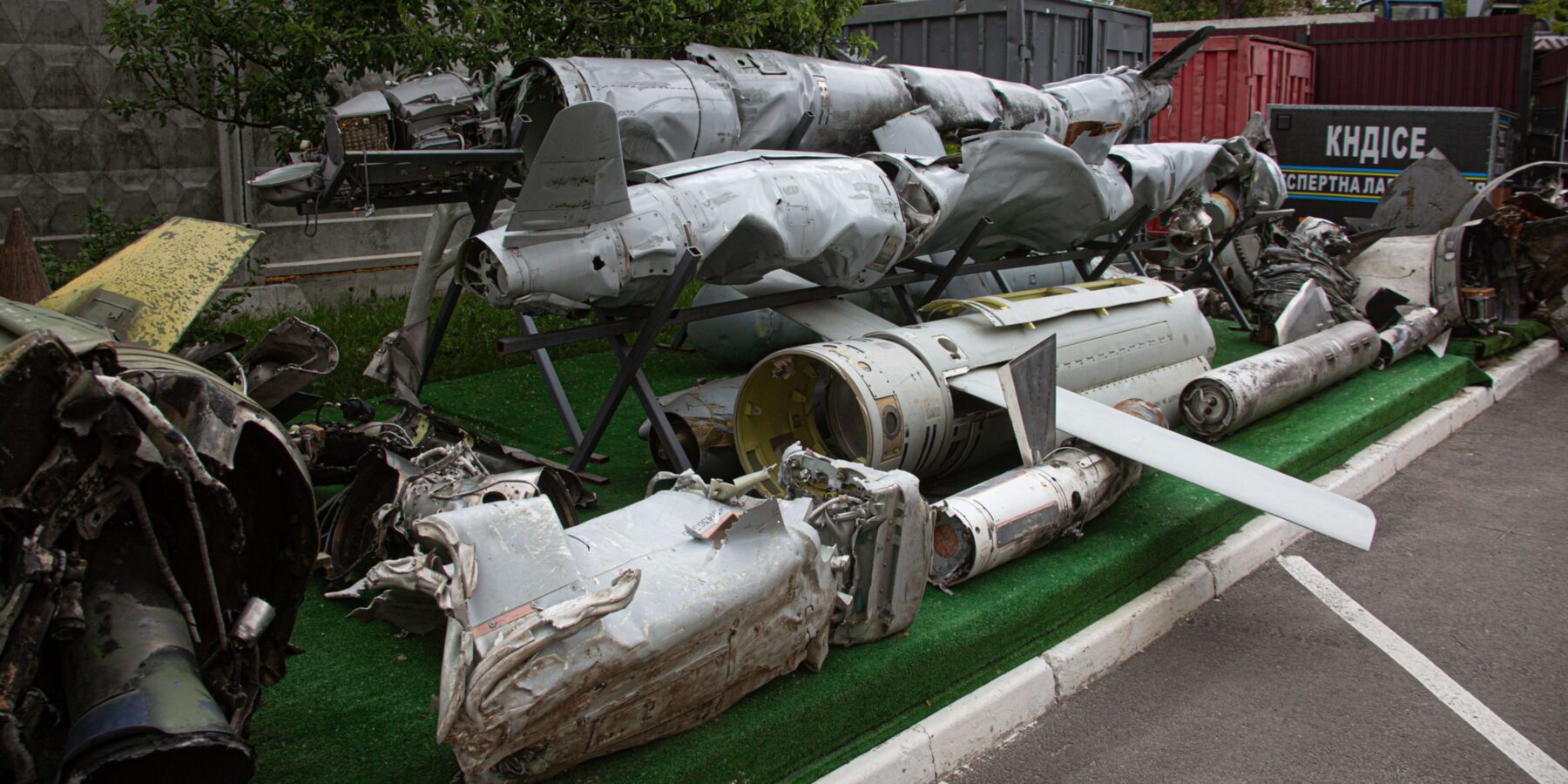 У Києві експонували уламки ракет від «Точки-У» та Х-55