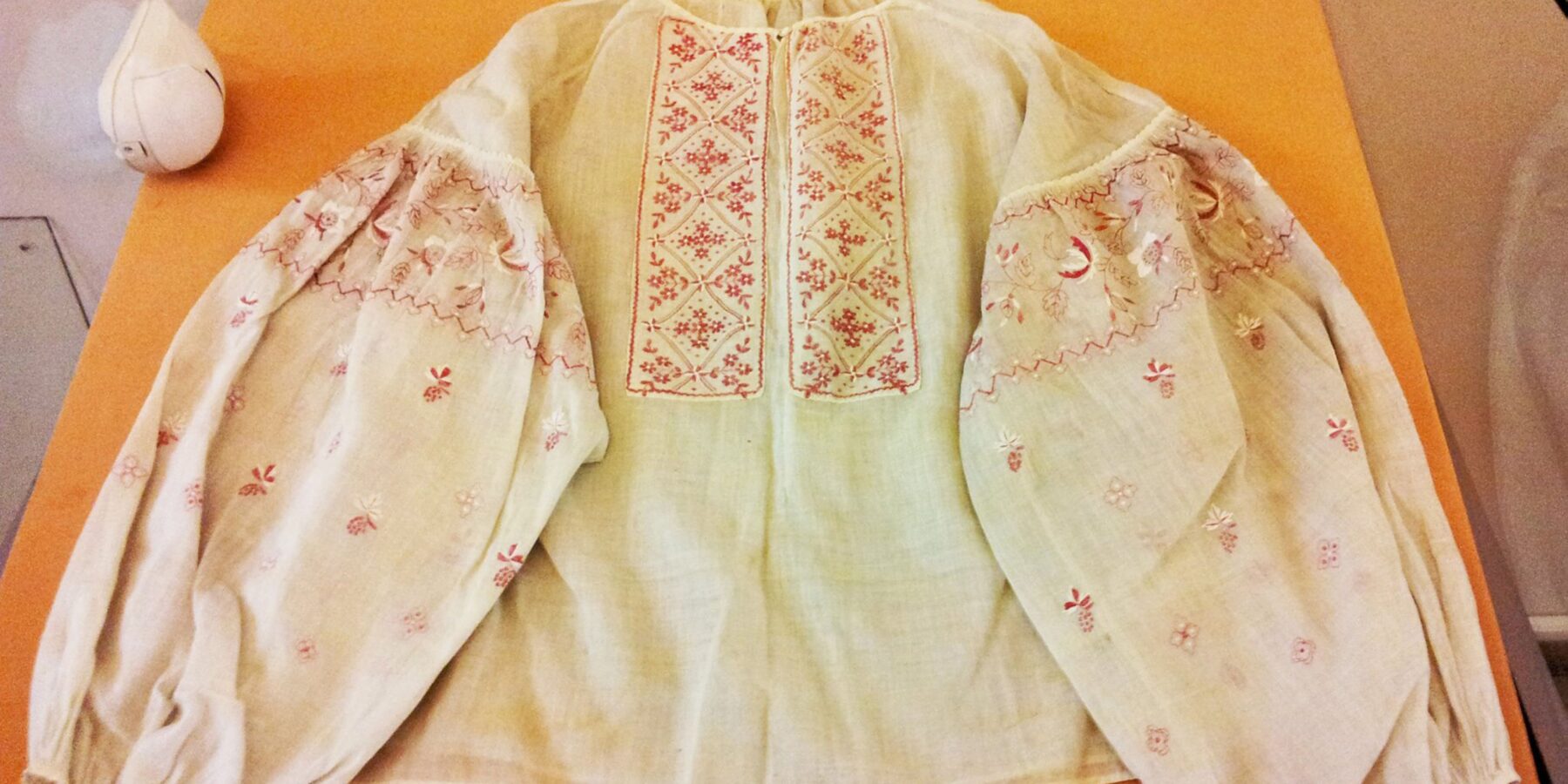 В Україні презентували сорочку ХІХ століття, вишиту візерунком за малюнками Тараса Шевченка