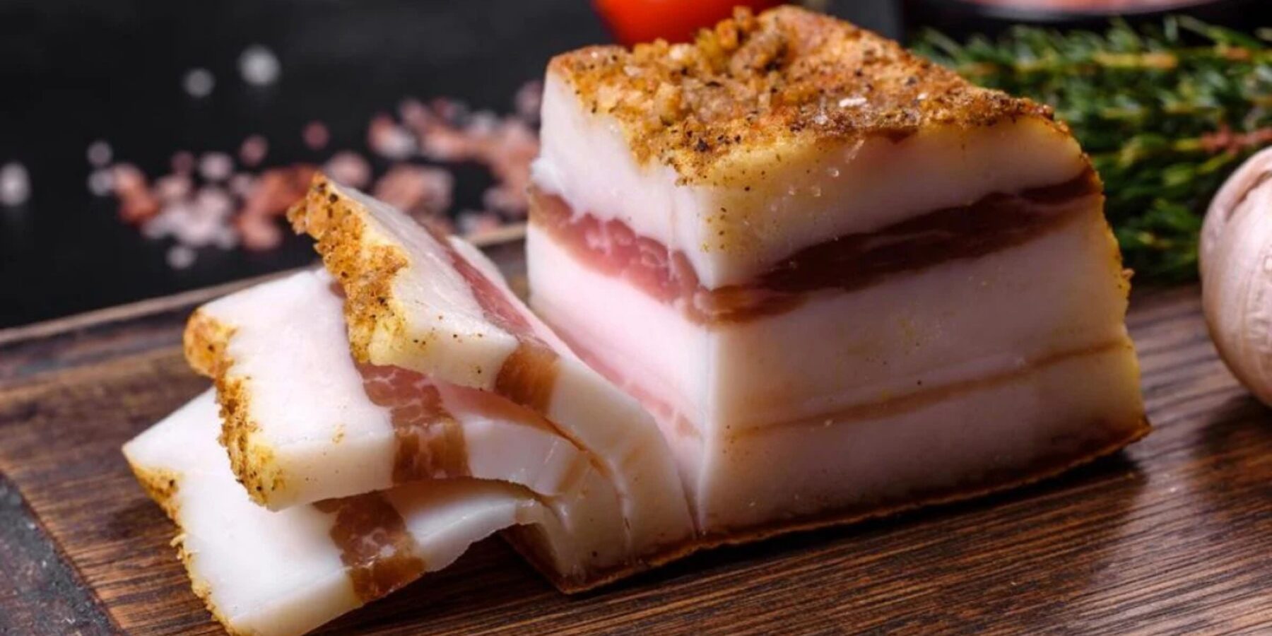 Науковці виростили справжні шматки сала у лабораторних умовах