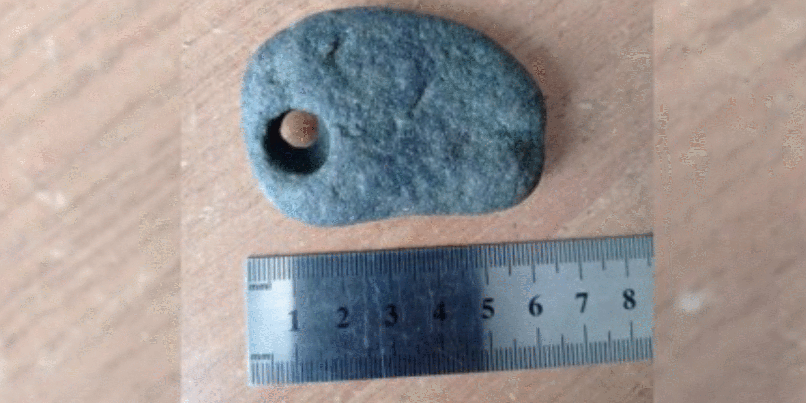 Українські науковці показали стародавній тягарець для риболовної сіті, знайдений на Волині