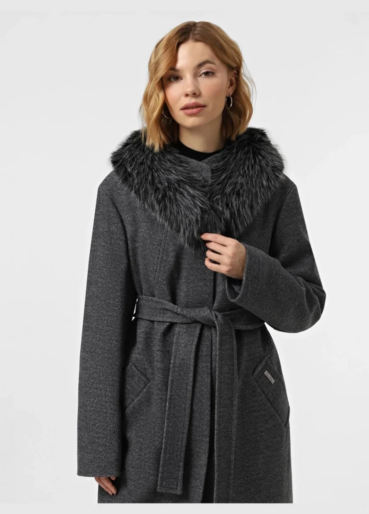 Пальто сірого кольору із хутровим коміром