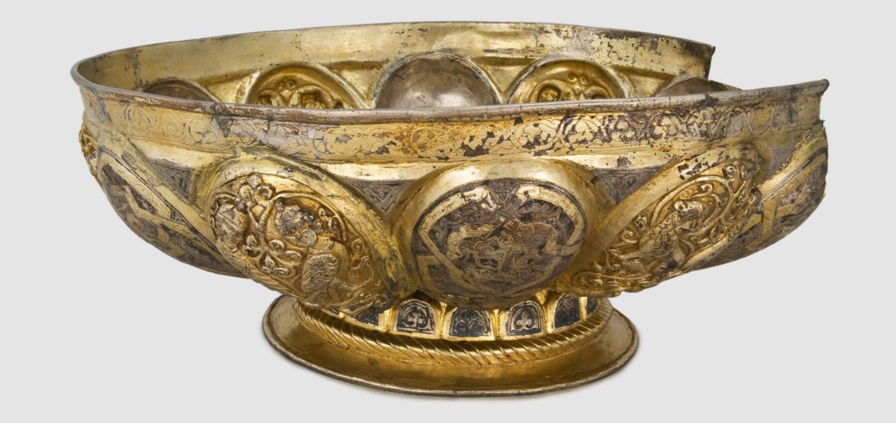 Українські науковці показали середньовічну срібну чашу, знайдену у Чернігові