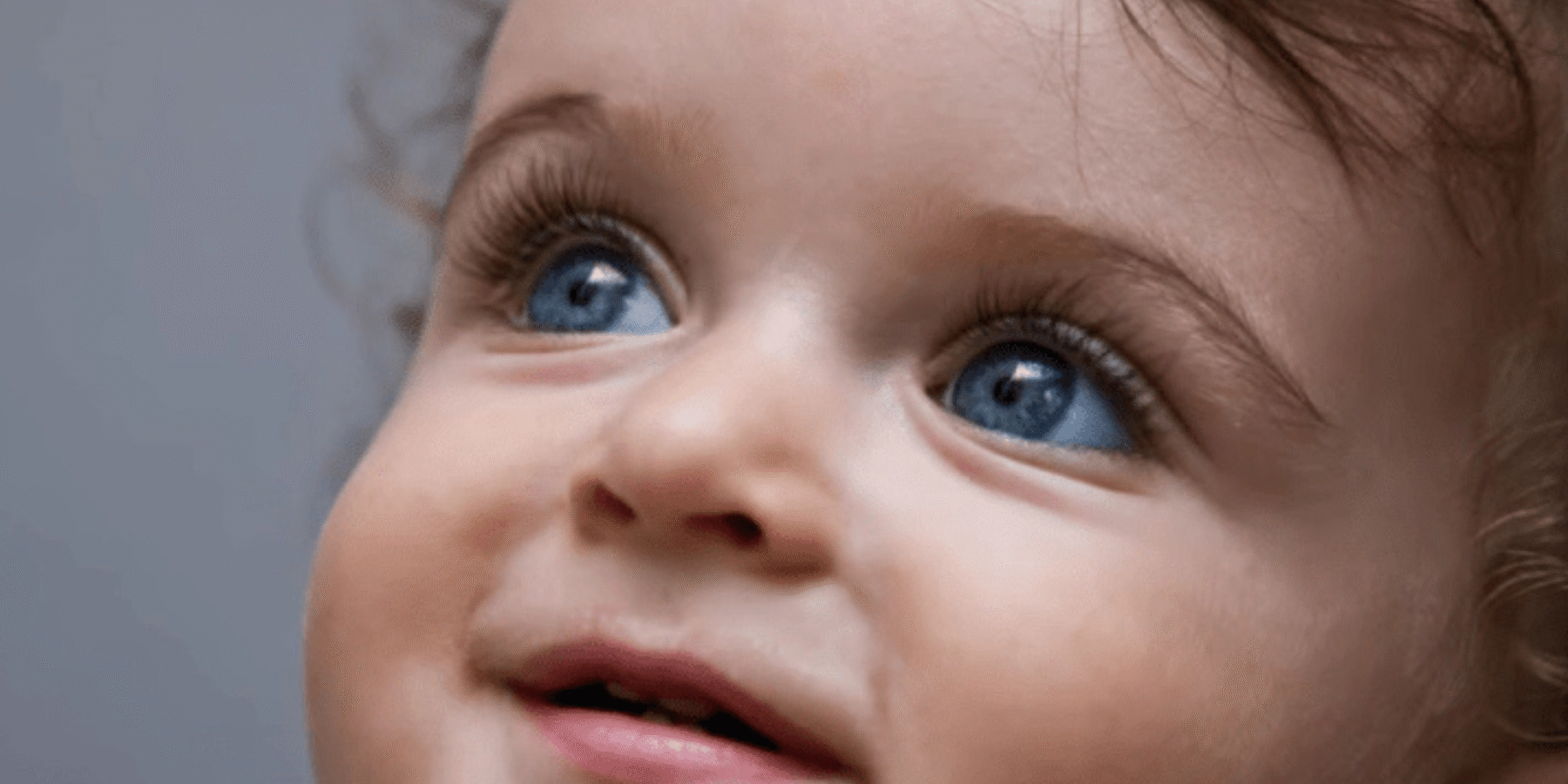 Науковці встановили справжню причину зміни кольору очей у немовлят