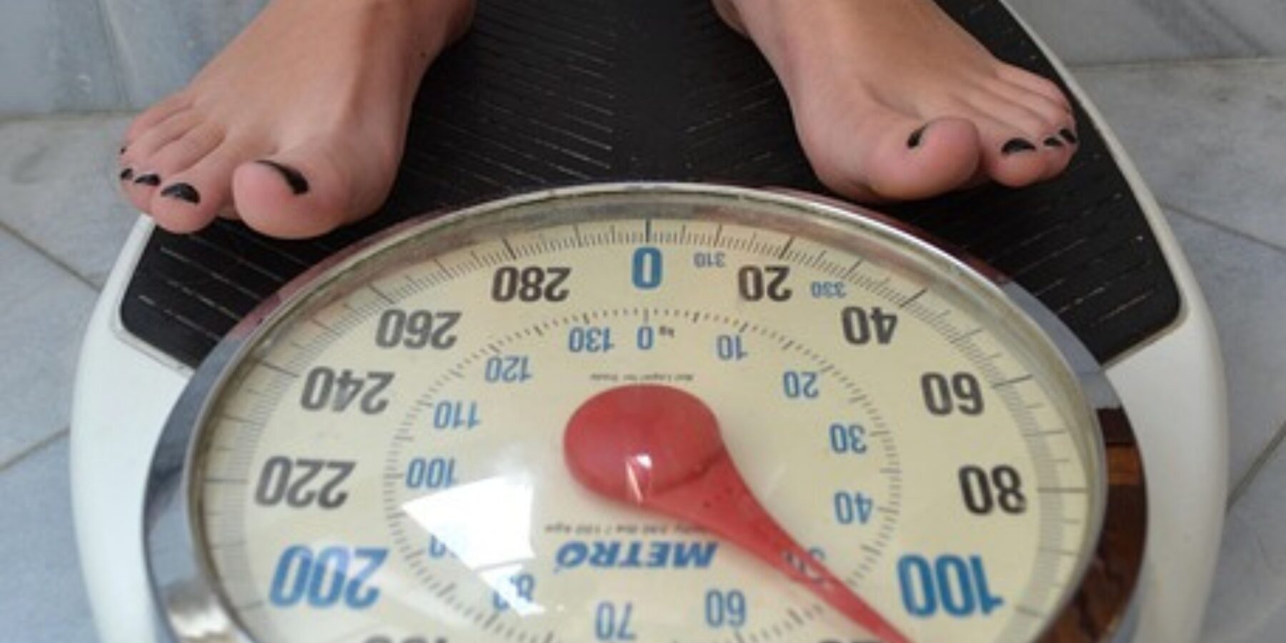 Науковці встановили, чому з віком люди активно набирають вагу