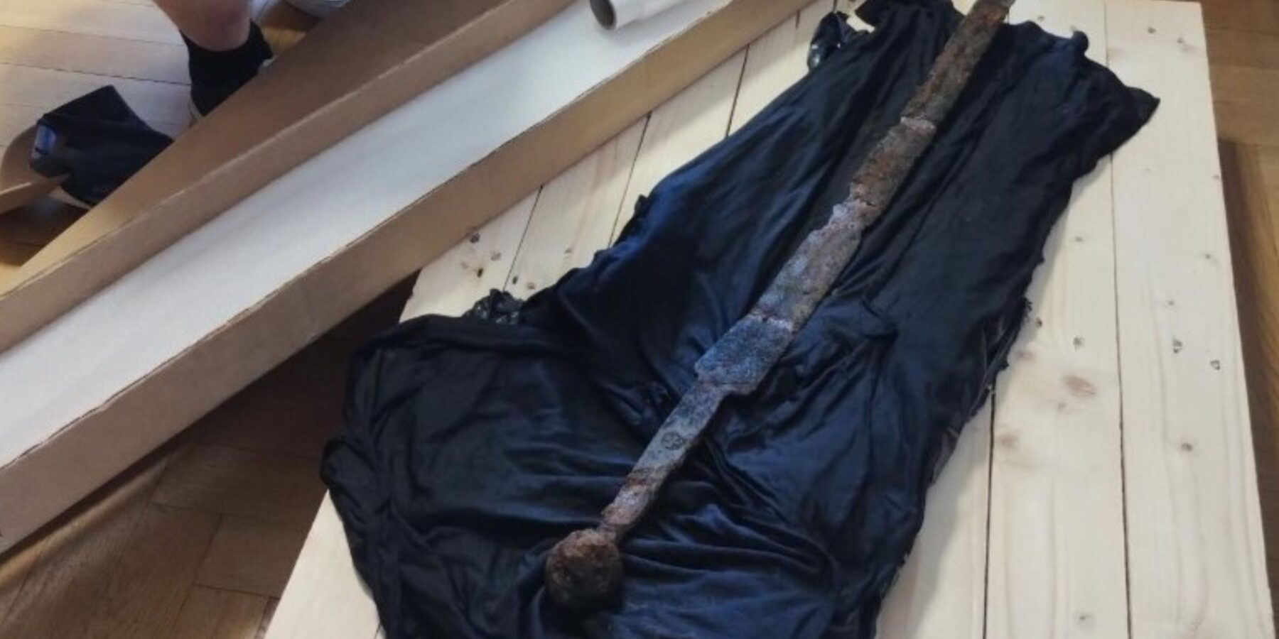 У Польщі знайшли середньовічний меч зі знаком коваля