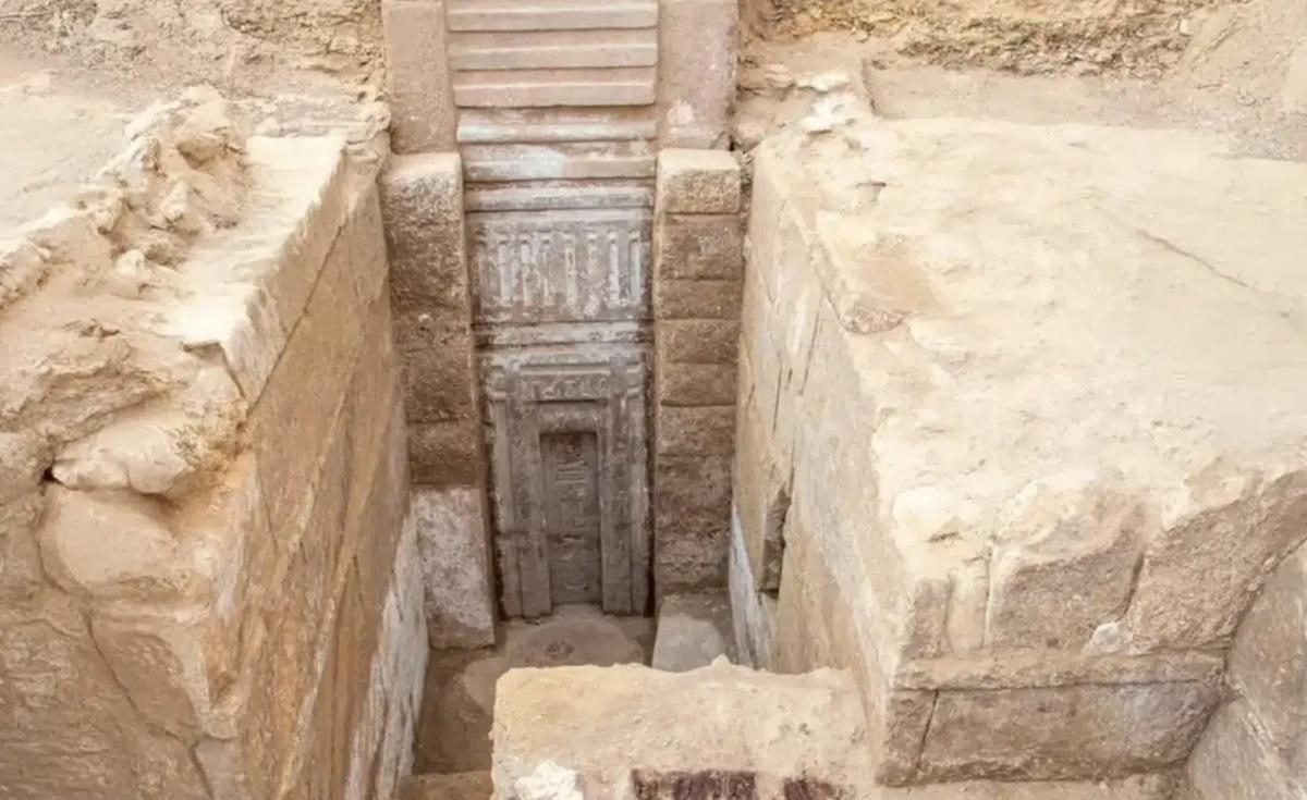 В Єгипті знайшли 4400-річну гробницю принца з рожевими дверима