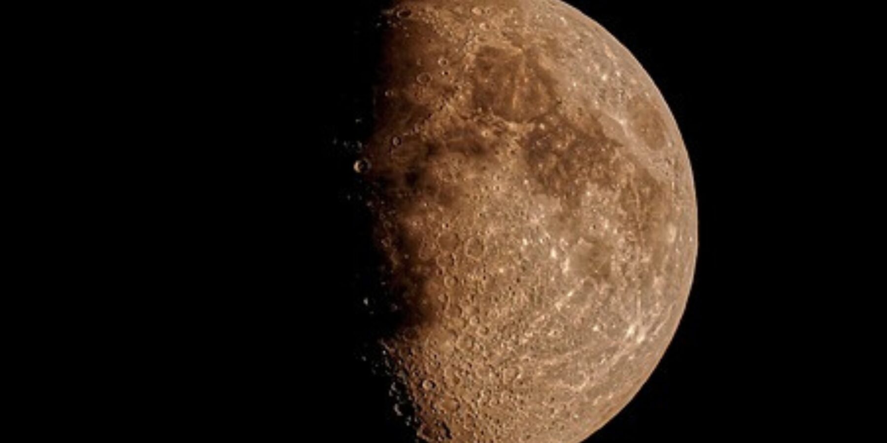 На Місяці знайшли величезні поклади рідкісних металів