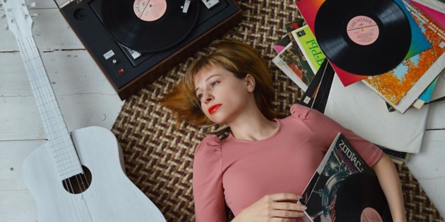 Вчені з’ясували, чому інколи пісні “застрягають” та “крутяться” в голові