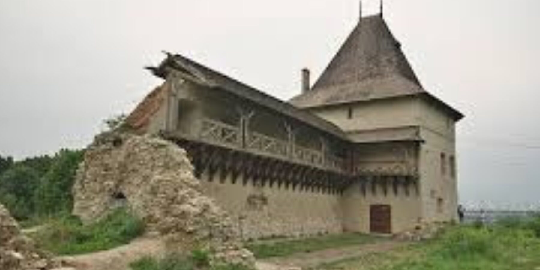 На Івано-Франківщині знайшли стародавній посуд, який належав місцевій знаті