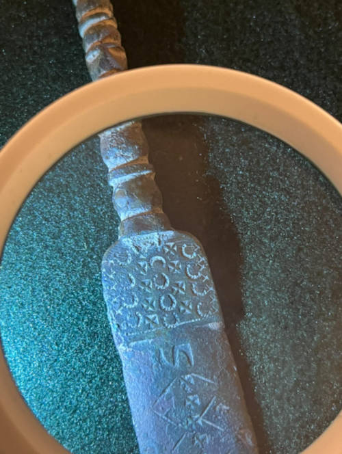 У Польщі знайшли унікальний 2800-річний кинджал із зображенням небесних тіл