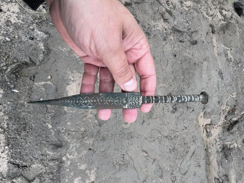 У Польщі знайшли унікальний 2800-річний кинджал із зображенням небесних тіл