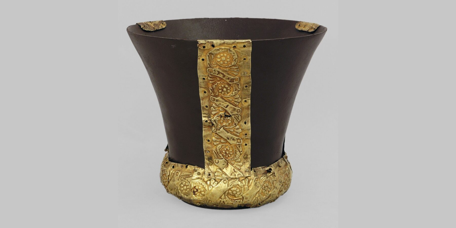 Вчені показали скіфські пластини із зображенням голови хижого птаха, знайдені на Кіровоградщині