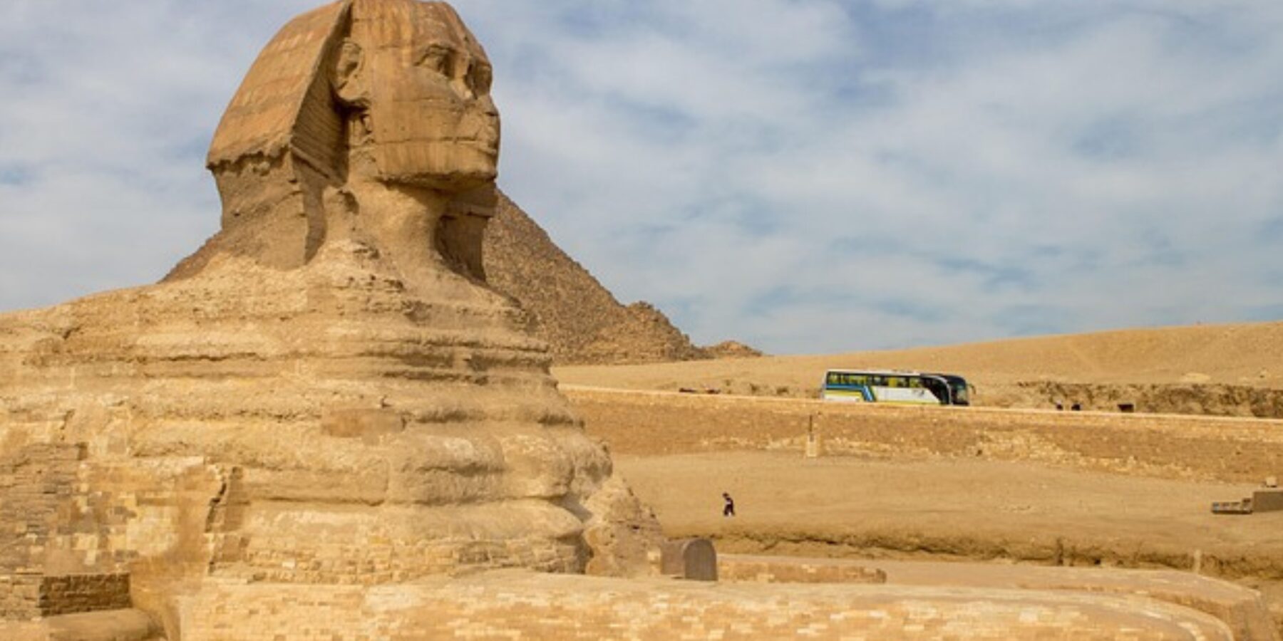 Поблизу давньоєгипетських пірамід виявили підземну аномалію Поблизу давньоєгипетських пірамід виявили підземну аномалію