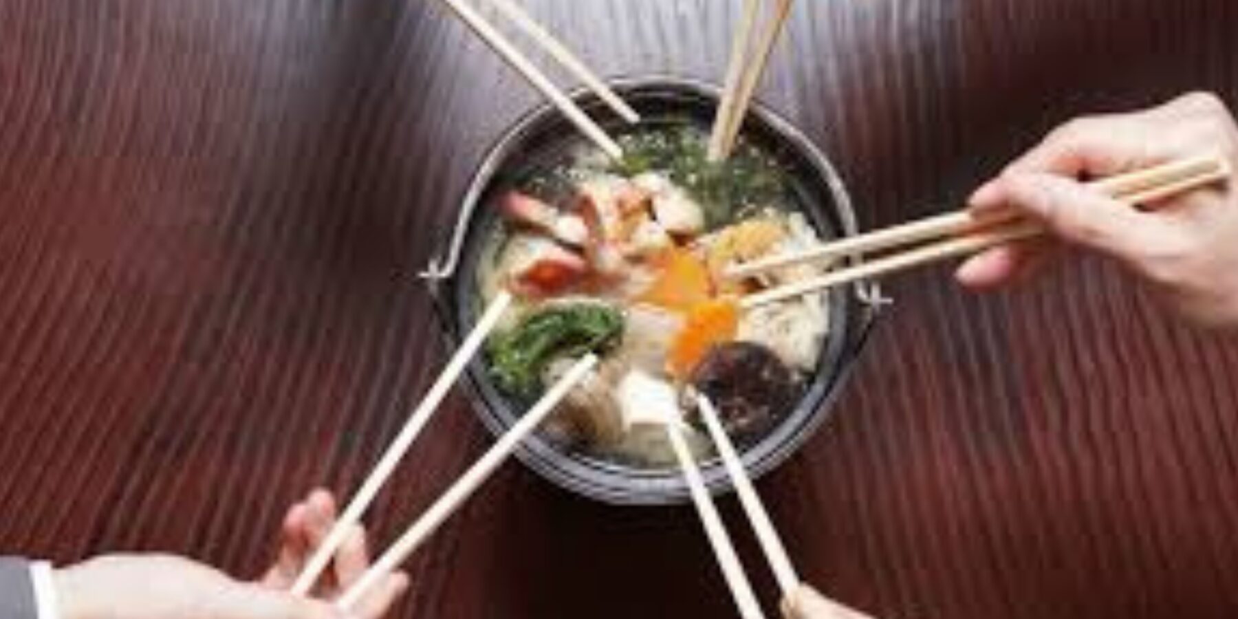 Вчені пояснили, чому азіати їдять паличками