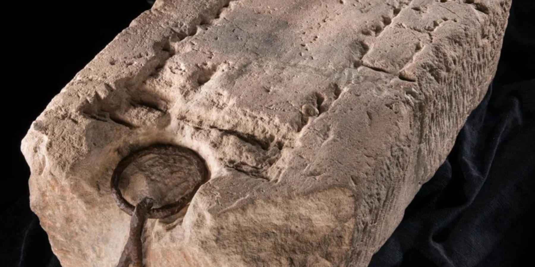 Вчена знайшла нові фрагменти легендарного Каменю Долі