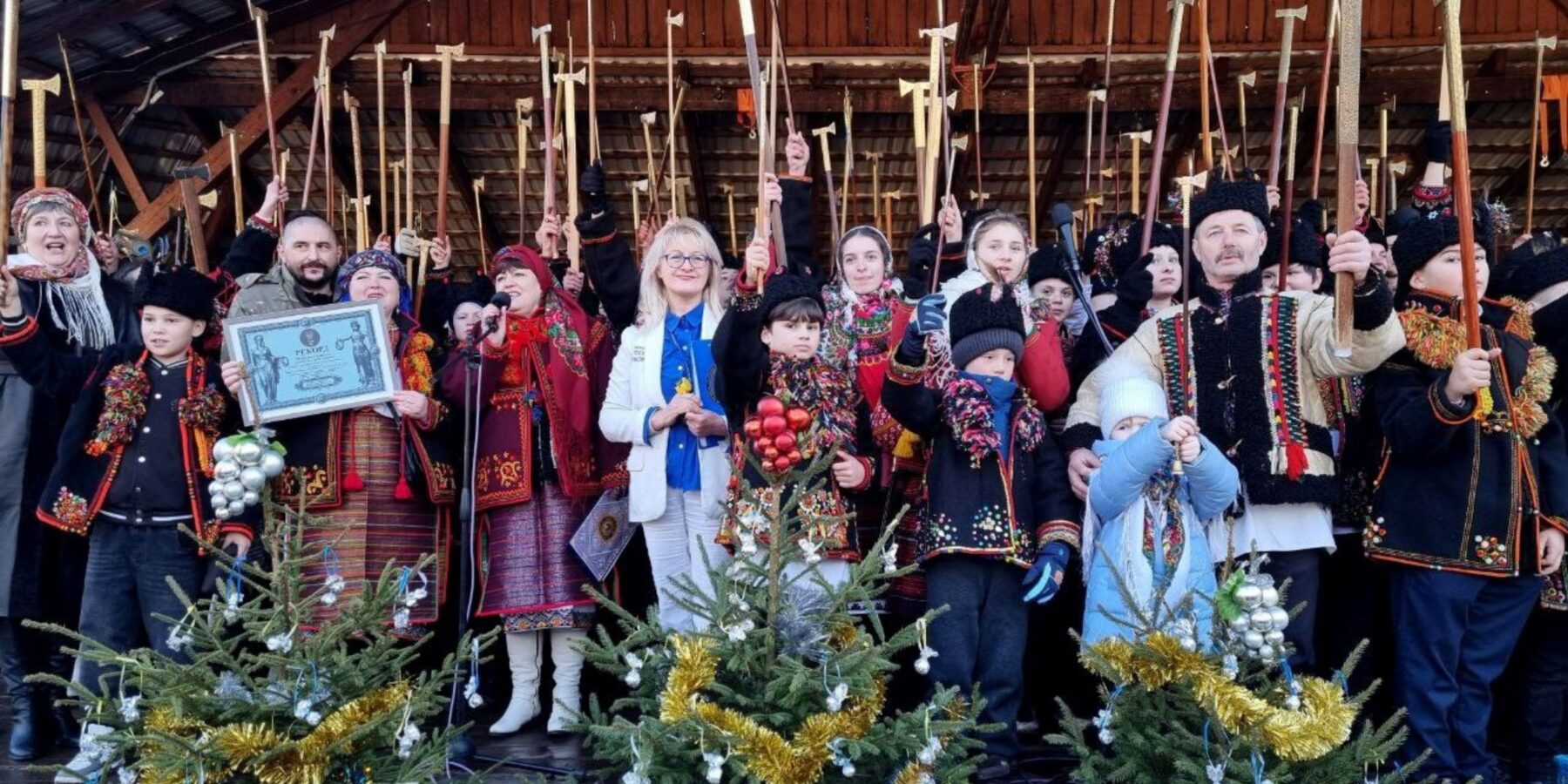 На Івано-Франківщині встановили рекорд за кількістю традиційних гуцульських сокир