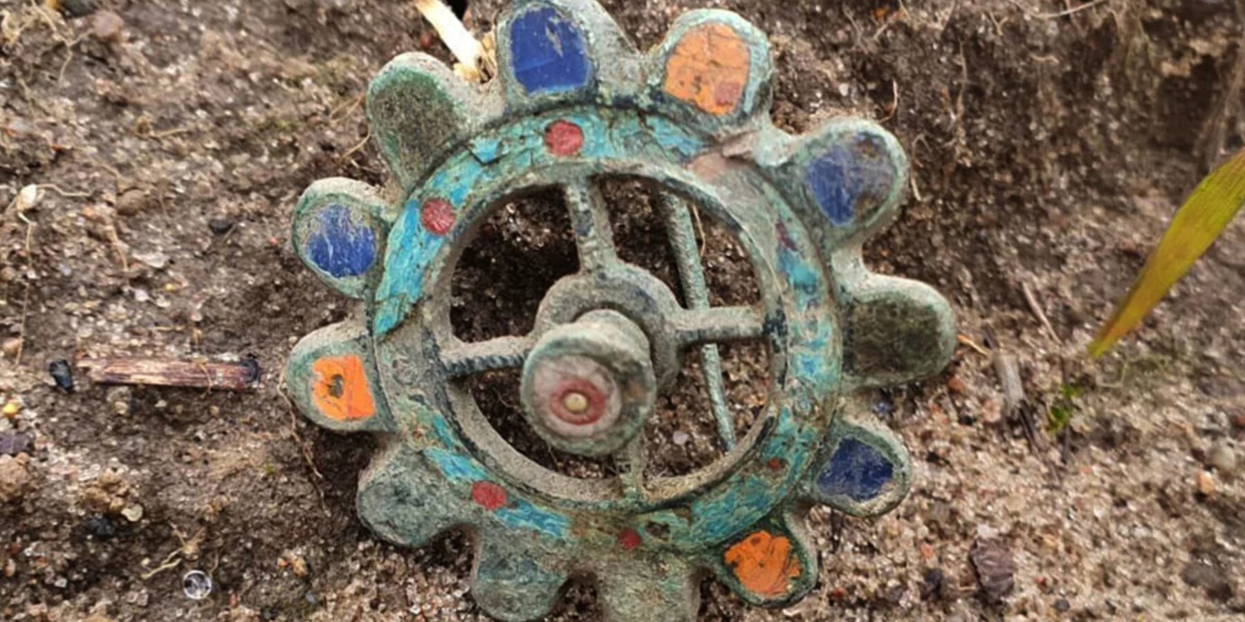 У Польщі знайшли рідкісну емальовану фібулу часів Римської імпері