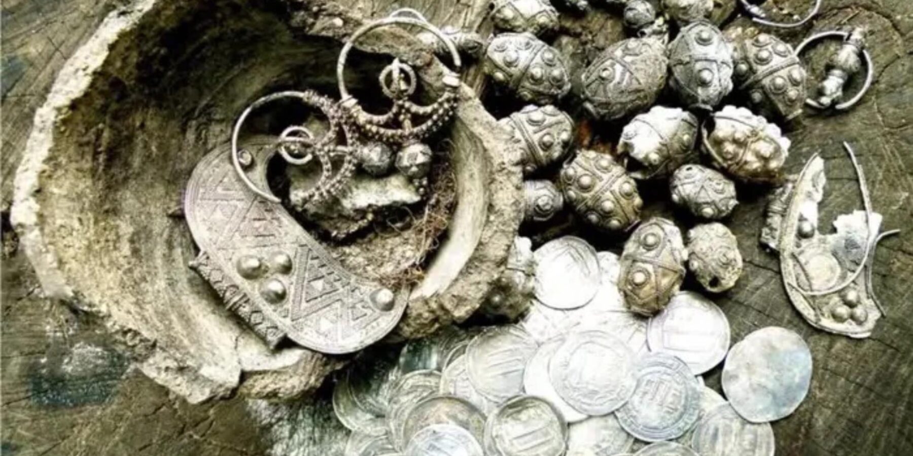 Українські науковці показали “капсулу часу” часів Київської Русі, знайдену на Волині