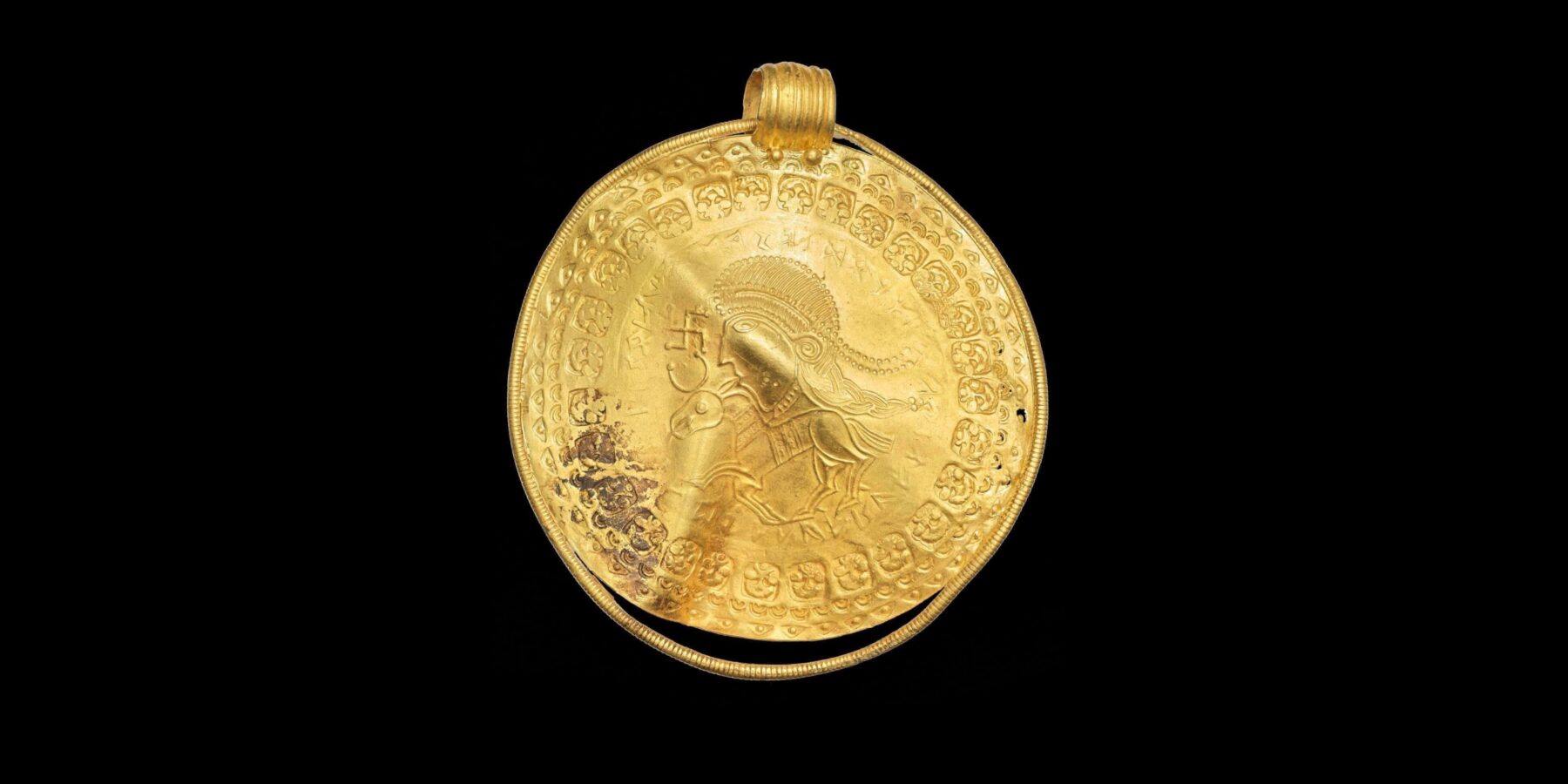 У Данії знайшли золотий медальйон із найстарішою згадкою імені Одіна