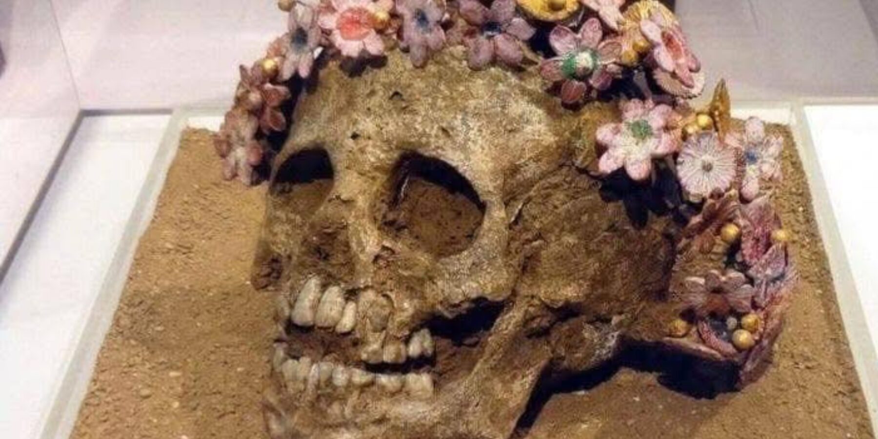 У Греції знайшли 2400-річний череп дівчини у вінку