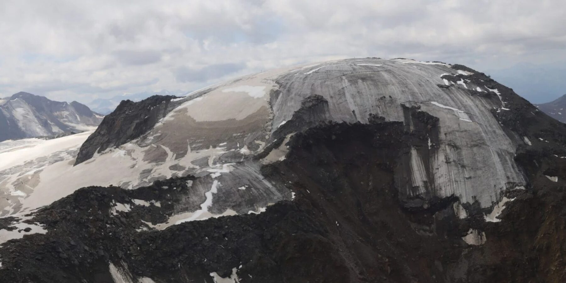 Науковці б’ють на сполох: льодовик в Альпах зникає разом із 6000-річним архівом