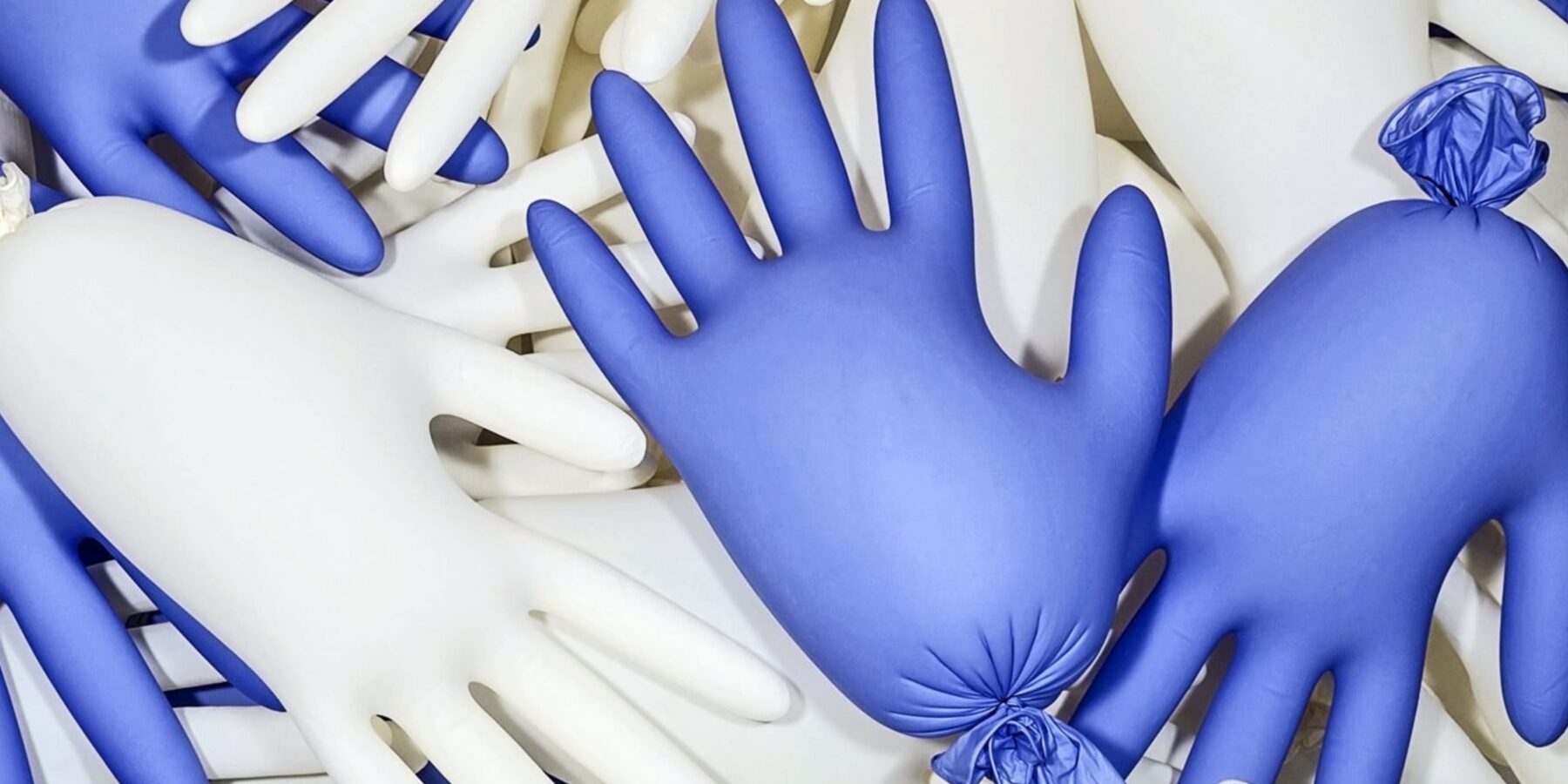 Науковці попереджають: нітрилові та латексні рукавички спотворюють дані про мікропластик
