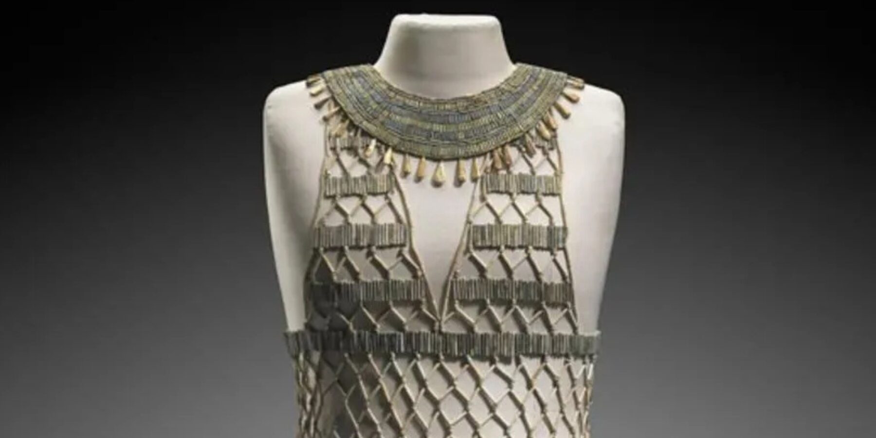 Давні єгиптяни та мода вічності: знайдено унікальну сукню з фаянсових намистин віком понад 4 500 років