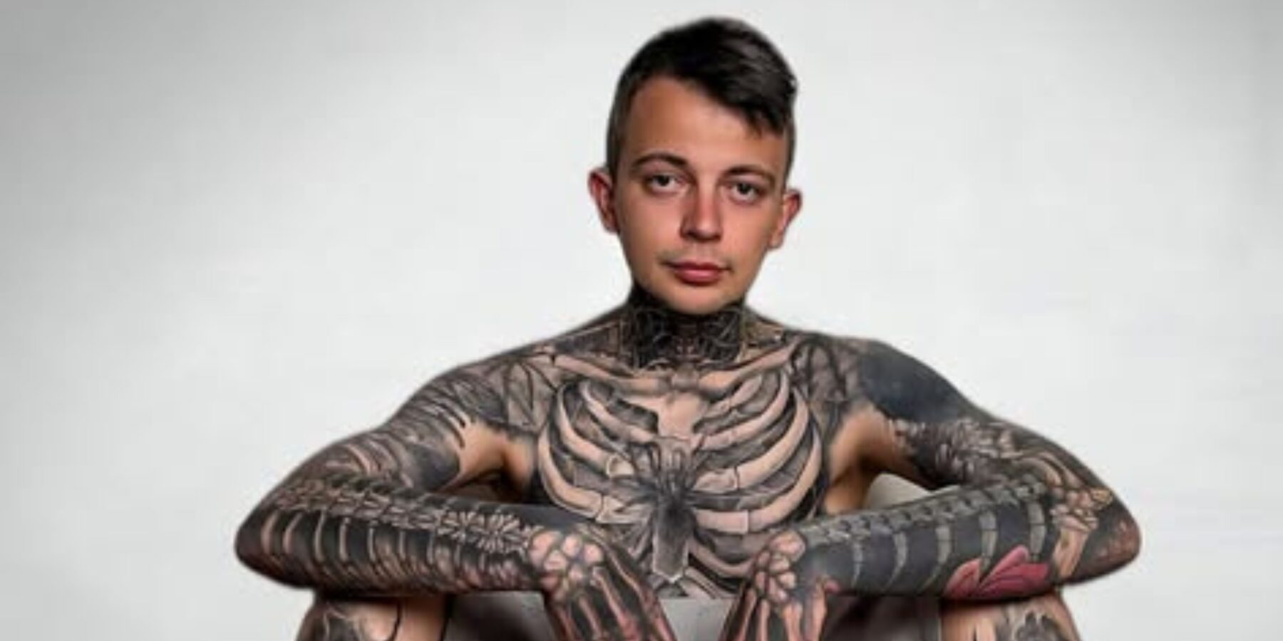 Медбрат із Дрогобича встановив світовий рекорд за кількістю тату кісток