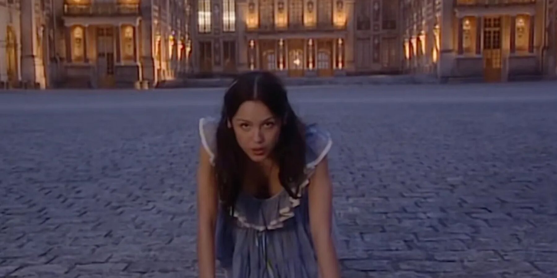 Olivia Rodrigo презентувала кліп «Drop Dead» у Версалі