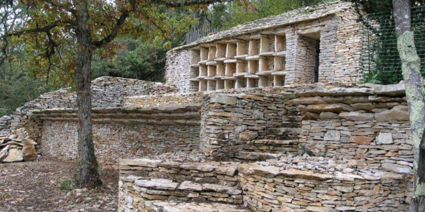 Пасіка La Combe à la Serpent: історія кам’яного павільйону для бджіл